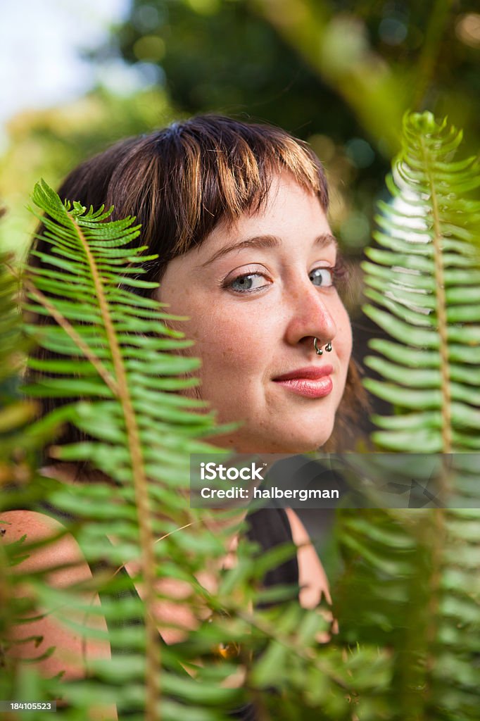Dziewczyna utracone W Garden of Ferns - Zbiór zdjęć royalty-free (20-29 lat)