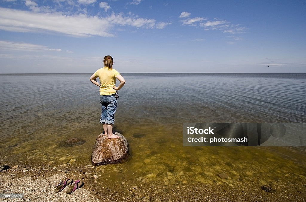 Jeune fille à la recherche sur le lac. - Photo de Manitoba libre de droits