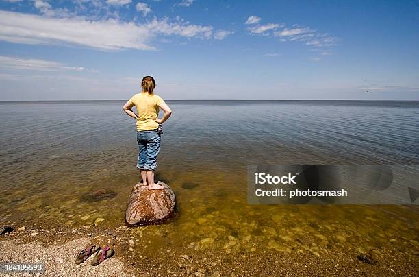 Photo libre de droit de Jeune Fille À La Recherche Sur Le Lac banque d'images et plus d'images libres de droit de Manitoba - Manitoba, Adolescent, Choix