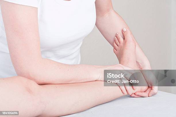 Fußtherapie Stockfoto und mehr Bilder von Gelenk - Gelenk, Arthrosen, Attraktive Frau
