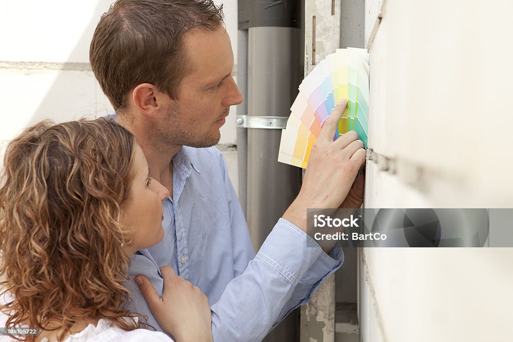 Coppia felice guardando loro nuova casa. - Foto stock royalty-free di 25-29 anni