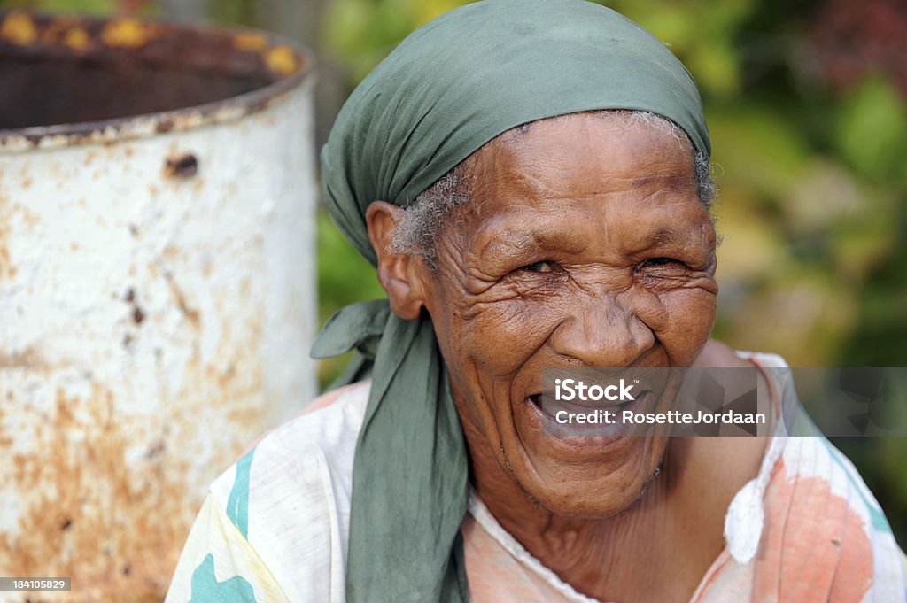 Felice maturo nero farmworker donna. - Foto stock royalty-free di Donne