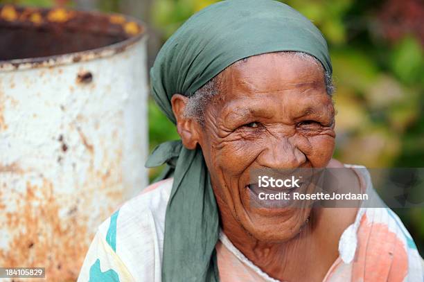 Feliz Mulher Madura Farmworker Preto - Fotografias de stock e mais imagens de Mulheres - Mulheres, Origem Africana, Só Uma Mulher