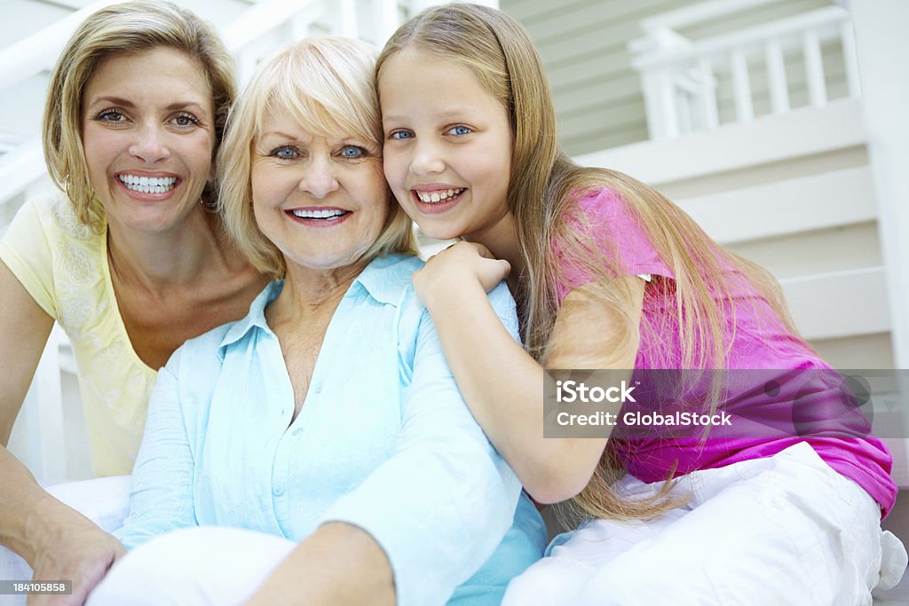 Зрелая женщина с милой Внучка и Дочь - Стоковые фото 30-39 лет роялти-фри