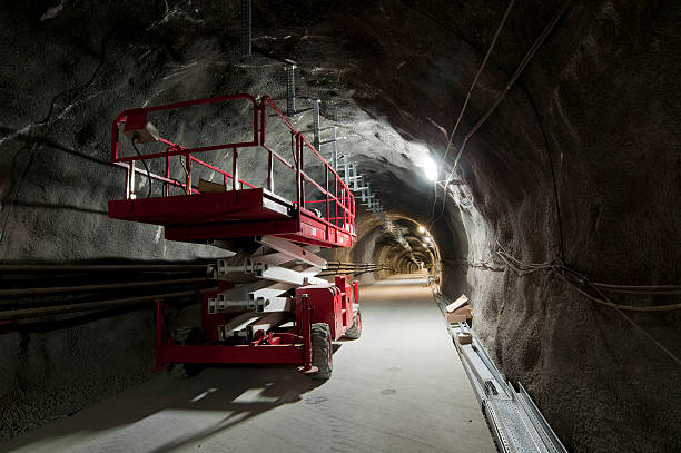 istock Tunnel and lifting vehicle 184105932