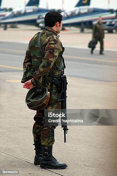 Uzbrojone Soldier 3 - zdjęcia stockowe i więcej obrazów Lotnisko - Lotnisko, Poczucie bezpieczeństwa, Włochy