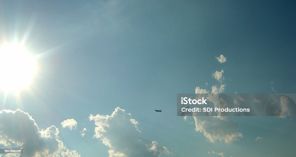 Avion haut dans le ciel à travers les nuages Flying - Photo de Affiche libre de droits