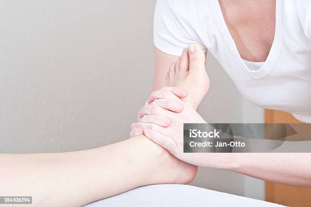 Fußtherapie Stockfoto und mehr Bilder von Arthrosen - Arthrosen, Attraktive Frau, Beschädigt