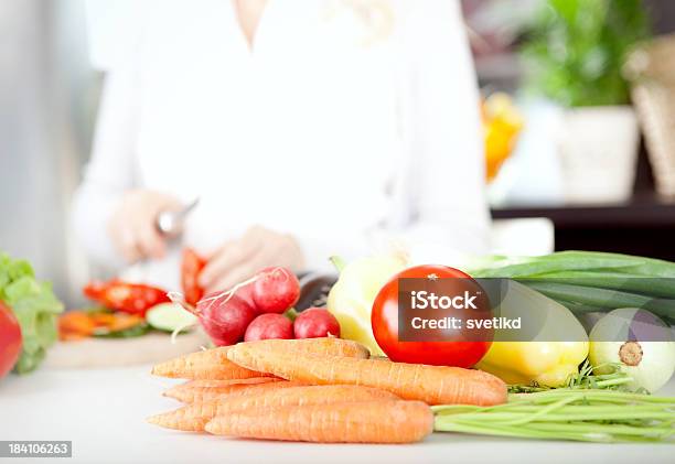 Frisches Gemüse Auf Dem Kitchen Table Stockfoto und mehr Bilder von Bunt - Farbton - Bunt - Farbton, Eigen-Anbau, Erwachsene Person