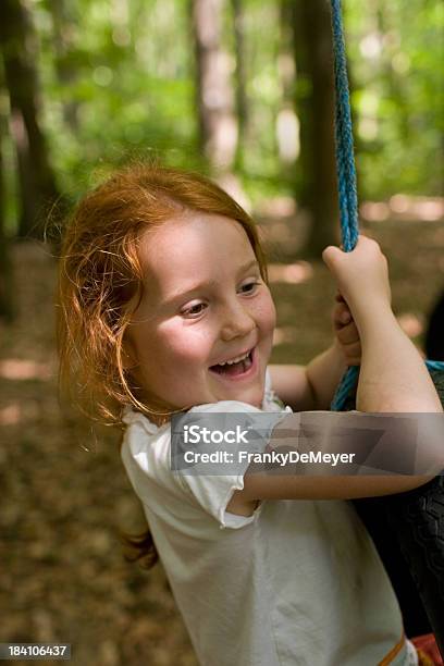 Mädchen Ein Seil Klettern In Den Wald Stockfoto und mehr Bilder von Aktiver Lebensstil - Aktiver Lebensstil, Aktivitäten und Sport, Beweglichkeit