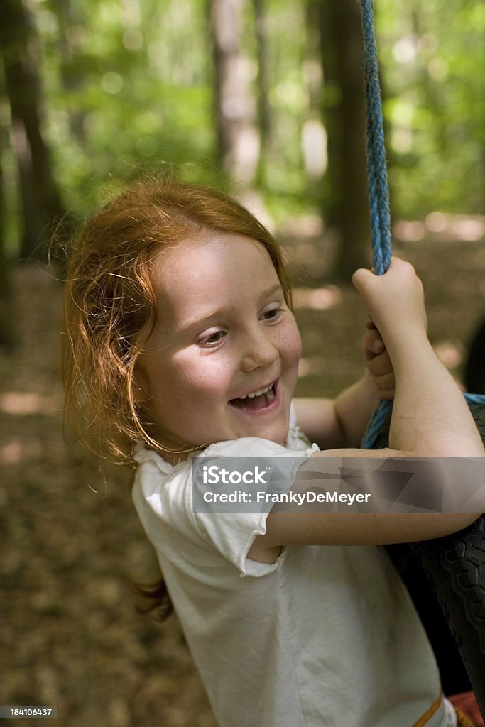 Menina, escalar uma corda na floresta - Royalty-free Agilidade Foto de stock