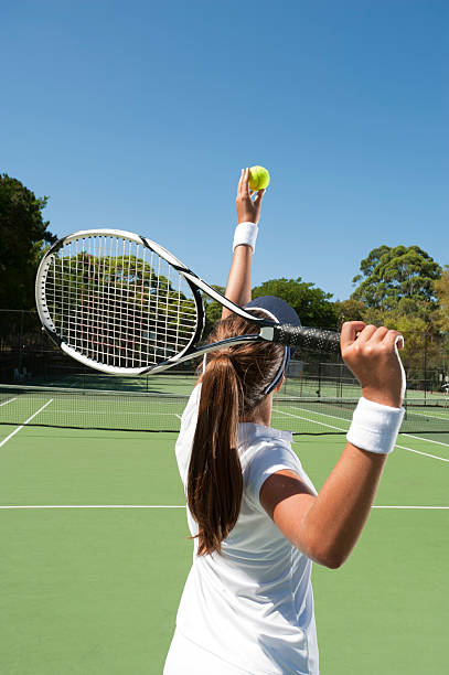 mulher ficar pronto para servir - tennis ball tennis racket tennis vertical imagens e fotografias de stock