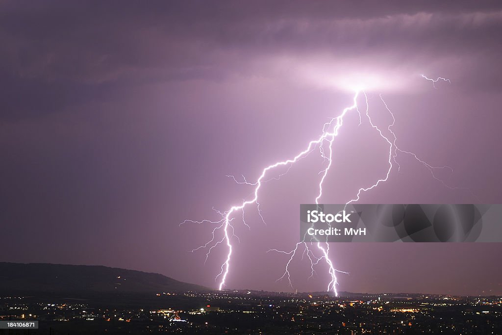 cloud-do masy lightning - Zbiór zdjęć royalty-free (Bez ludzi)