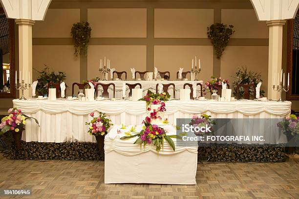 Testa Tabella Con Il Dessert Torta - Fotografie stock e altre immagini di Allegro - Allegro, Ambientazione, Ambientazione interna