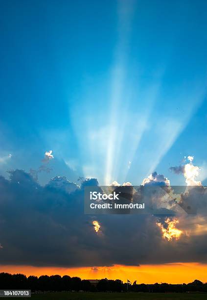 Promienie Słońca Z Chmury - zdjęcia stockowe i więcej obrazów Bez ludzi - Bez ludzi, Biały, Chmura