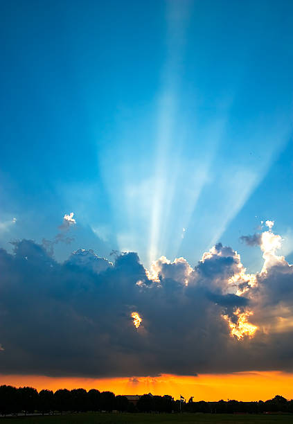 Raios de sol atrás de uma nuvem - fotografia de stock