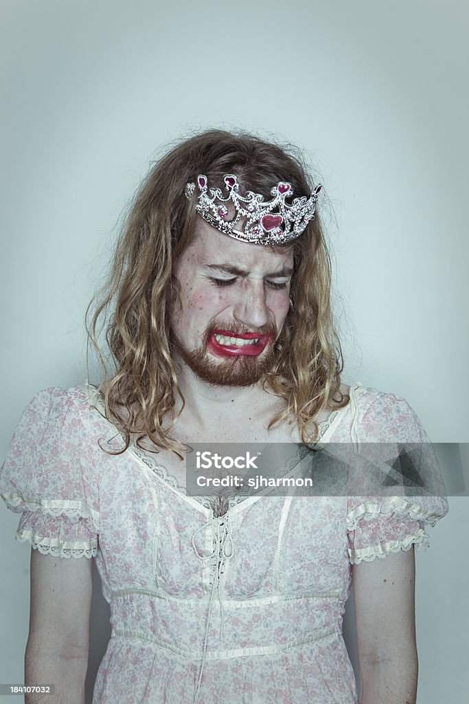 Llorar macho facultades queen in drag tiara en la cabeza lápiz labial - Foto de stock de Baile de estudiantes de secundaria libre de derechos