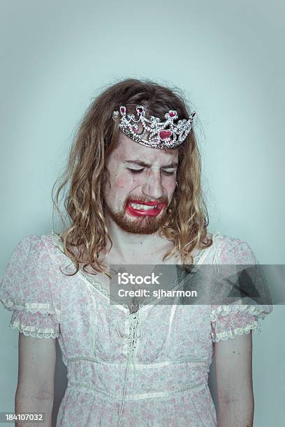 Chorar Masculino Baile De Finalistas Rainha Em Arraste Tiara Na Cabeça Batom - Fotografias de stock e mais imagens de Baile de Finalistas