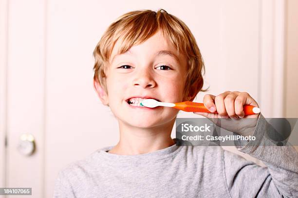 Junge Zähne Stockfoto und mehr Bilder von Kind - Kind, Zahnpflege, Zähne putzen