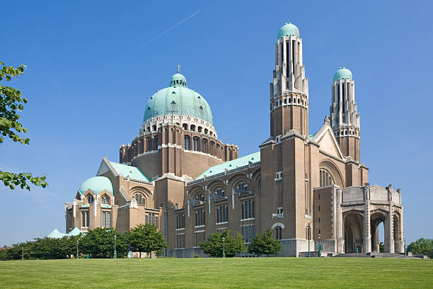 basilica di koekelberg a bruxelles - brussels basilica foto e immagini stock