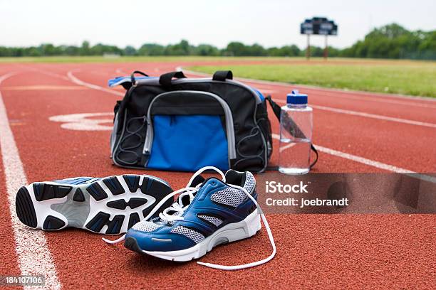 Laufschuhe Tasche Auf Track Iii Stockfoto und mehr Bilder von Auf etwas treten - Auf etwas treten, Beugen, Biegung