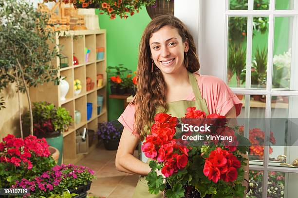 Junge Blume Gartencenter Verkäufer Im Vorderen Storebereich Stockfoto und mehr Bilder von Arbeiten