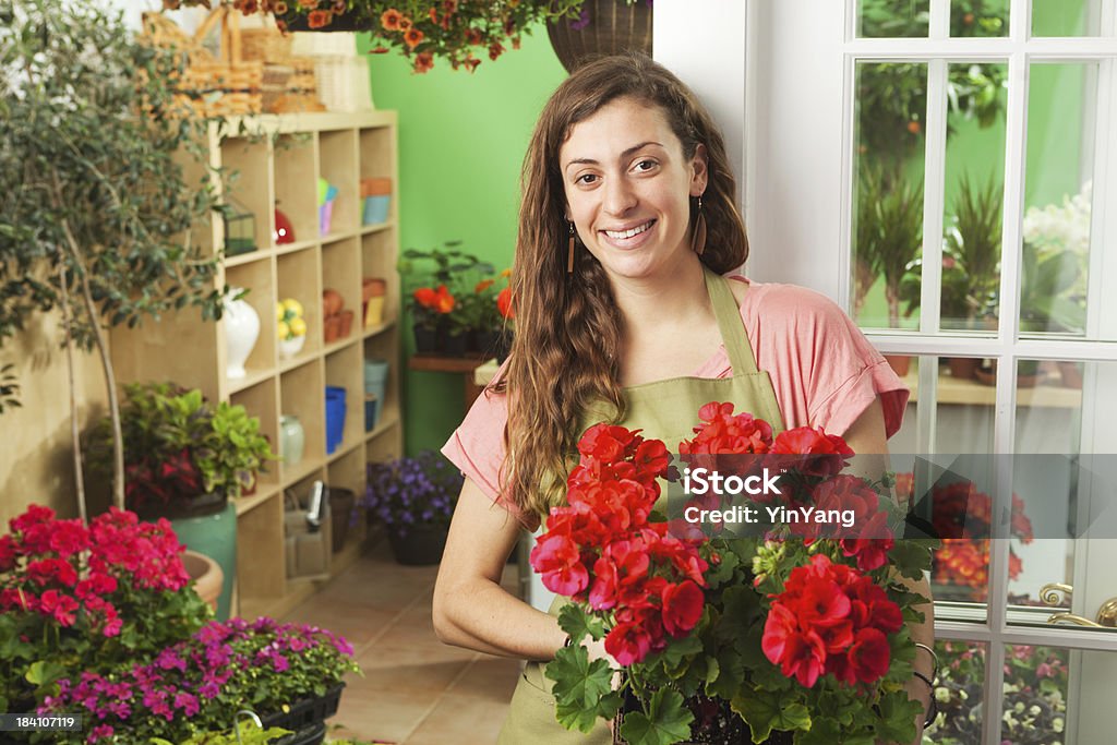 Молодые цветок сад центр по продажам перед магазин - Стоковые фото 20-29 лет роялти-фри
