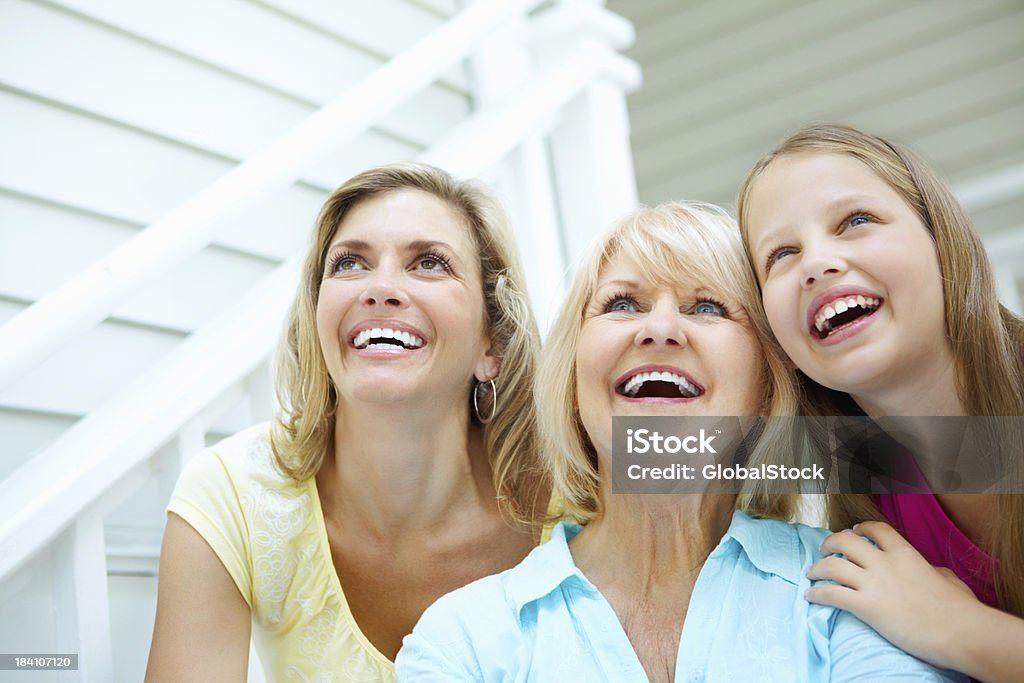 Jolie fille avec la mère et de sa grand-mère Regarder en l'air - Photo de Adulte libre de droits