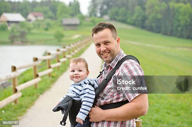 Foto de Caminhada Até O Lago e mais fotos de stock de Carregador de Bebê - Carregador de Bebê, Carregar, Bebê