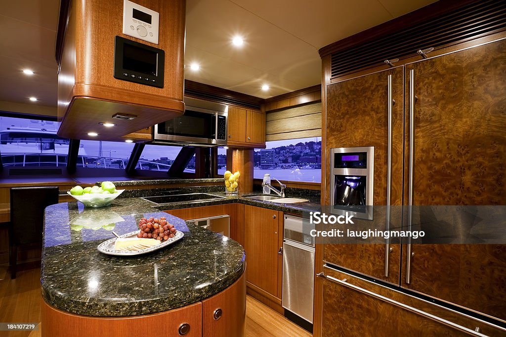 Cucina di bordo di uno yacht - Foto stock royalty-free di Yacht