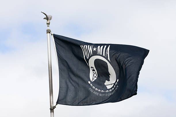 pow-mia bandeira - prisioneiro de guerra - fotografias e filmes do acervo