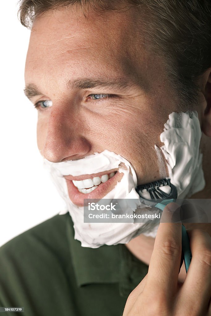 Молодой человек бритья - Стоковые фото Борода роялти-фри