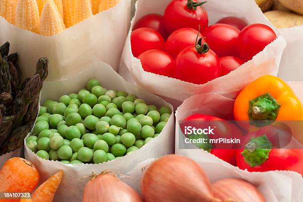 Foto de Malas Cheio De Legumes Frescos e mais fotos de stock de Alimentação Saudável - Alimentação Saudável, Aspargo, Batata - Tubérculo