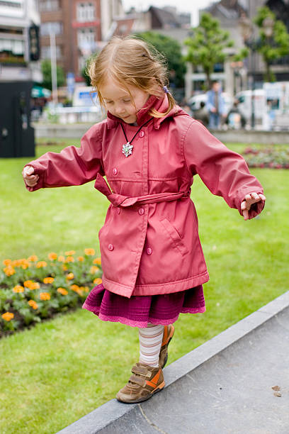 petite fille marcher une fine ligne - little girls fun lifestyle handcarves photos et images de collection