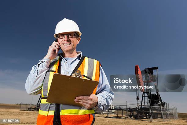 Inżynier Ropy Na Telefon - zdjęcia stockowe i więcej obrazów Geolog - Geolog, Technik konserwator, Telefonować