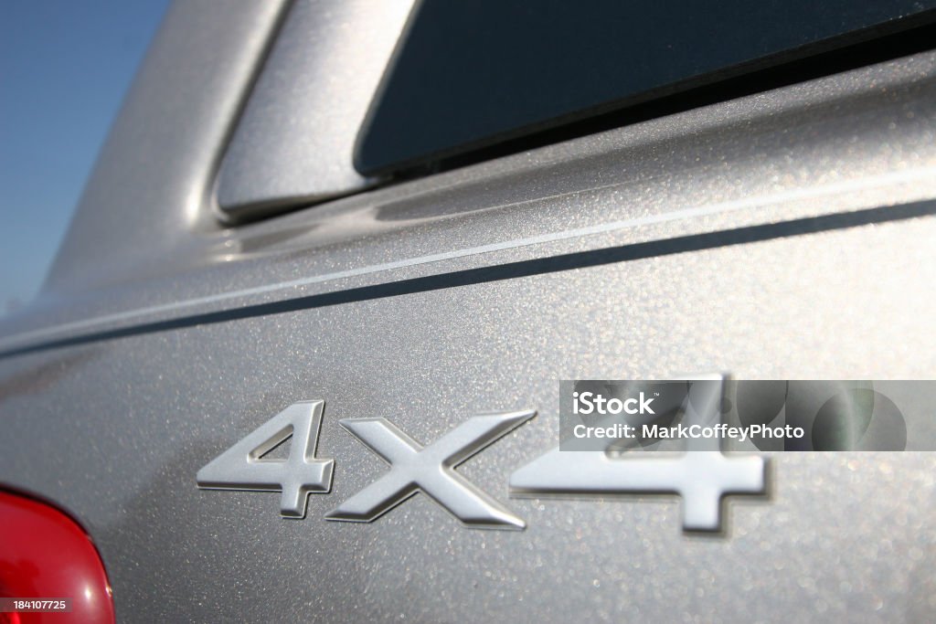 4 x4 logo sur un SUV (véhicule utilitaire sport - Photo de 4x4 libre de droits