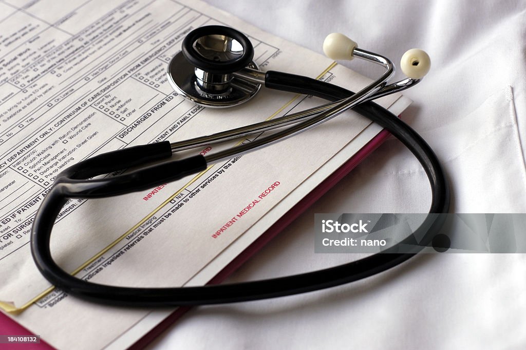 inpatient Tabelle mit Stethoskop - Lizenzfrei Gesundheitswesen und Medizin Stock-Foto