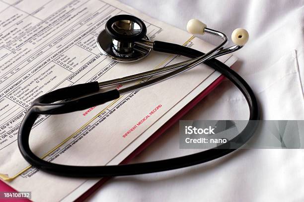 Inpatient Tabelle Mit Stethoskop Stockfoto und mehr Bilder von Gesundheitswesen und Medizin - Gesundheitswesen und Medizin, Ausrüstung und Geräte, Bericht