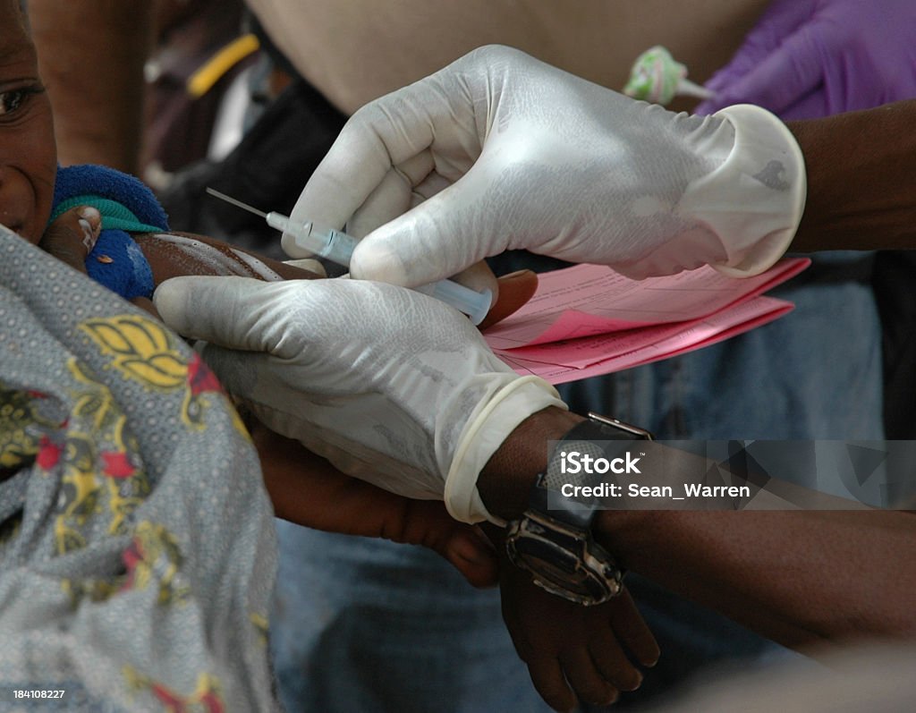 Les Vaccinations à bras - Photo de Afrique libre de droits
