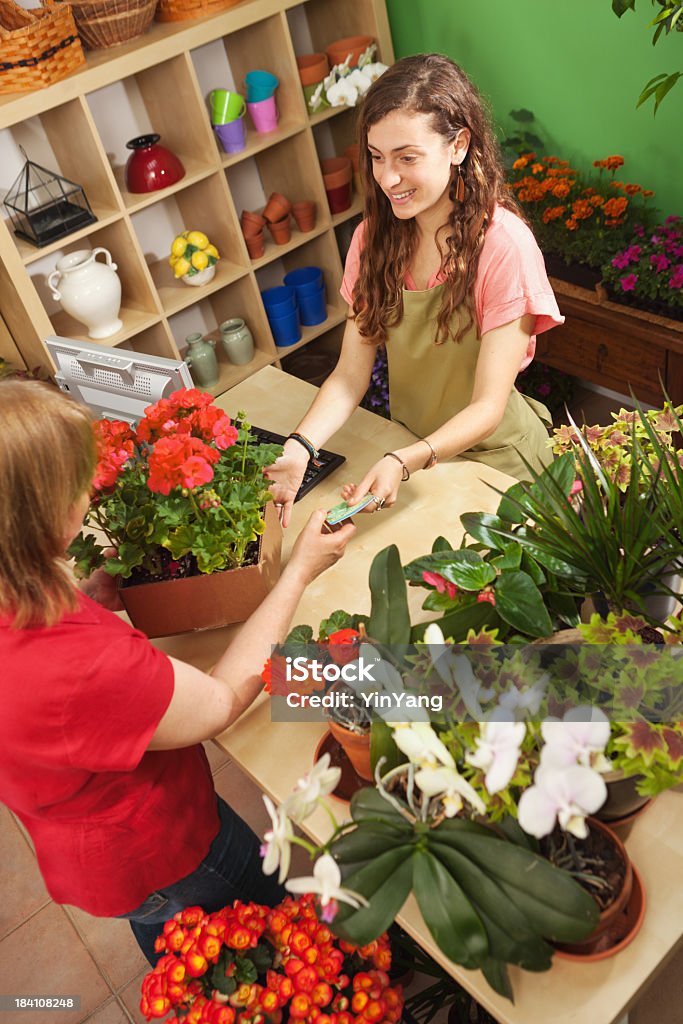 Fiorista Piccolo fiore negozio Imprenditore la carta di credito del cliente - Foto stock royalty-free di Fioraio - Negozio