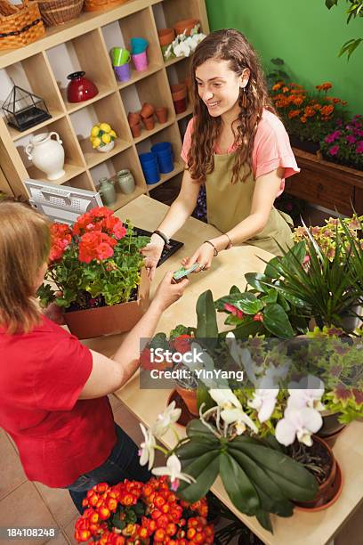 Fiorista Piccolo Fiore Negozio Imprenditore La Carta Di Credito Del Cliente - Fotografie stock e altre immagini di Fioraio - Negozio