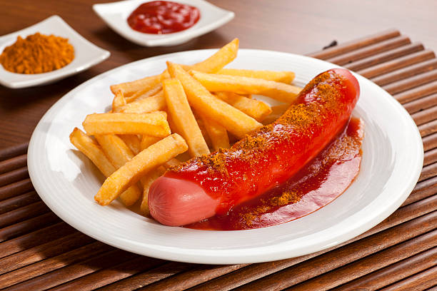 currywurst con papas fritas - currywurst fotografías e imágenes de stock