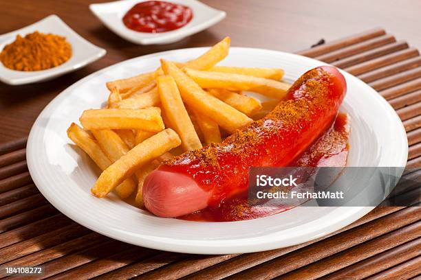 Currywurst Con Patatine Fritte - Fotografie stock e altre immagini di Salsiccia al curry - Salsiccia al curry, Patatine fritte, Curry in polvere