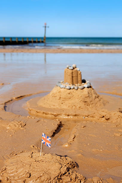 vacances british plage - sandcastle beach norfolk sand photos et images de collection