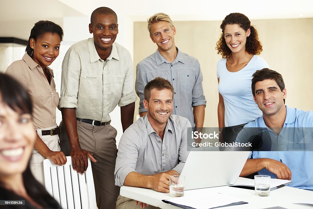 Groupe des affaires Multi-ethniques souriant - Photo de Adulte libre de droits