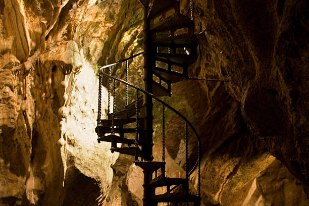 scala in una misteriosa grotta - stairway to hell foto e immagini stock