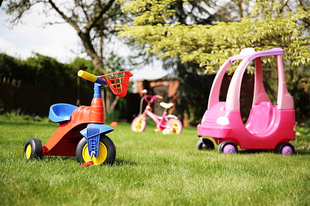 tricycle et des jouets childs - tricycle photos et images de collection