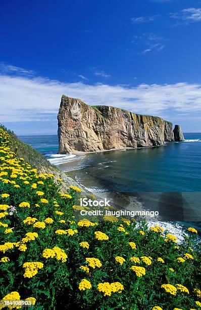 Península De Gaspé Perce Rock Quebec - Fotografias de stock e mais imagens de América do Norte - América do Norte, Azul, Beira d'Água