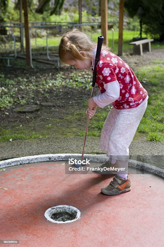 Petite fille jouer au mini golf - Photo de Activité libre de droits