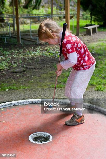 Photo libre de droit de Petite Fille Jouer Au Mini Golf banque d'images et plus d'images libres de droit de Activité - Activité, Activité de loisirs, Activités de week-end